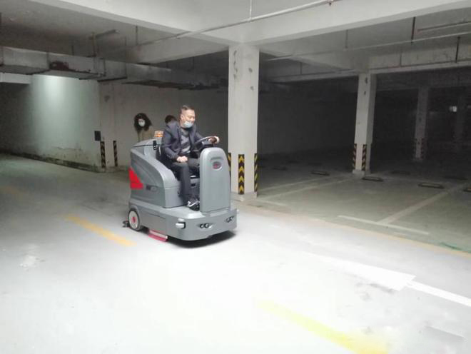 香港小区物业保洁不用人力改用驾驶式洗地机了